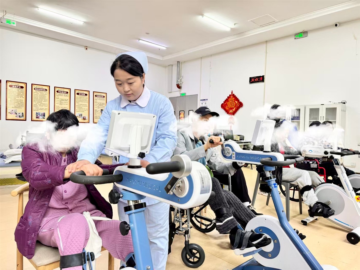 治疗师指导患者使用上下肢主被动训练系统