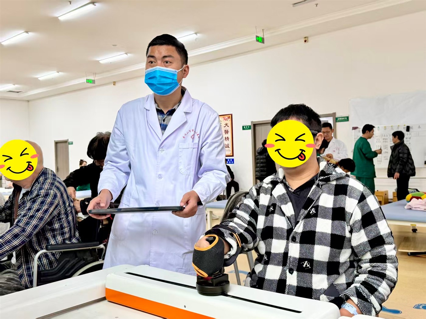 治疗师指导患者使用手功能训练设备